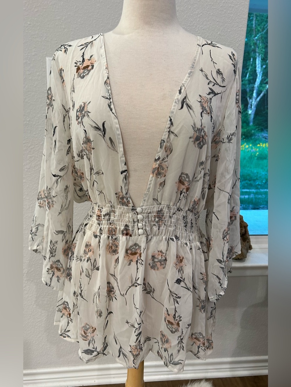 Torrid sheer Floral Deep V Peplum wide sleeve Blouse - Cream Floral 3X - Picture 2 of 5
